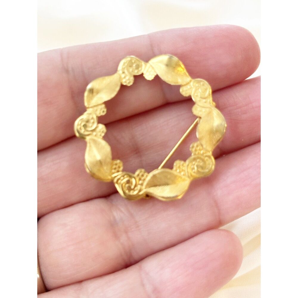 Gold Tone Circle Lapel Pin Brooch Circle of Leaves